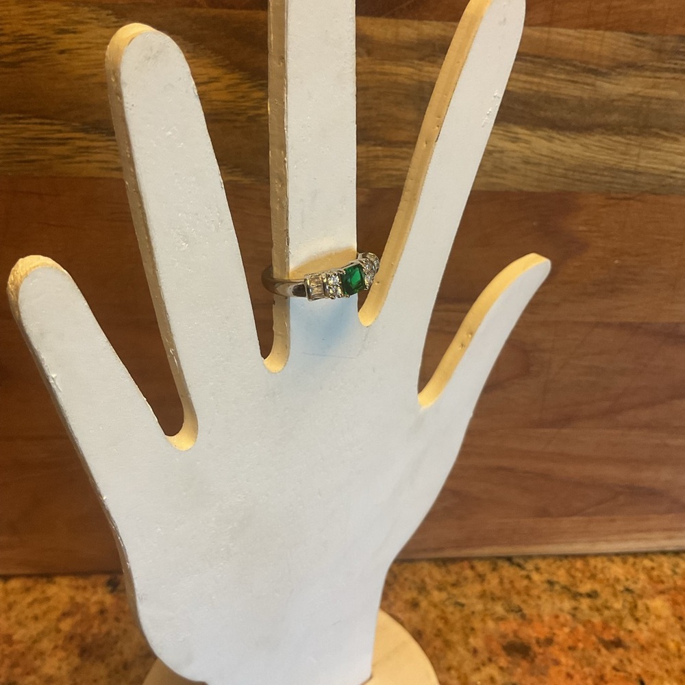 Emerald ring beautiful accent stones all securely set no missing gems size 7 - Picture 2 of 6